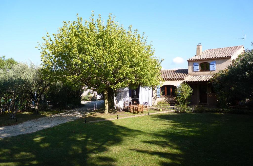 Bagnols-sur-Ceze Apartment | " le bosquet fruité en Provence Occitane