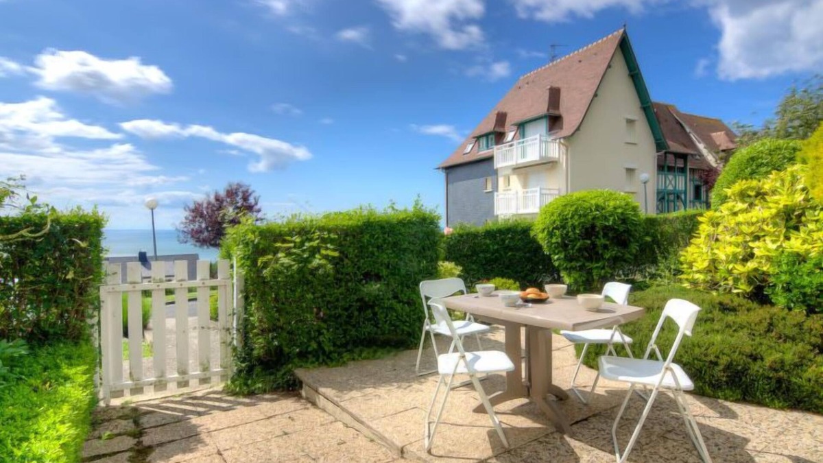 Blonville-sur-Mer Apartment | Le Cap Bleu by Interhome