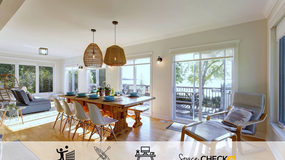 South Glengarry Ski Chalet | Le Castel ♥ Lake Front ☼ Fireplace & Kayaks