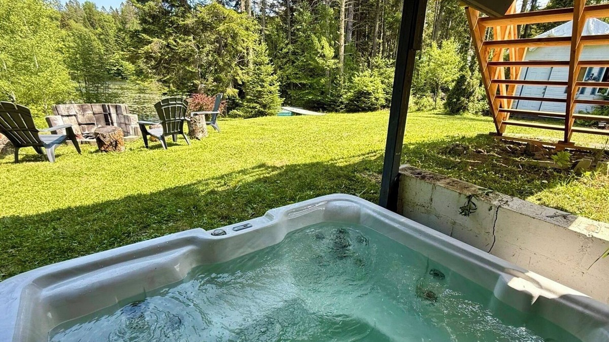 St-Adolphe-d'Howard Ski Chalet | Le Chalet Blanc, lakefront with jacuzzi