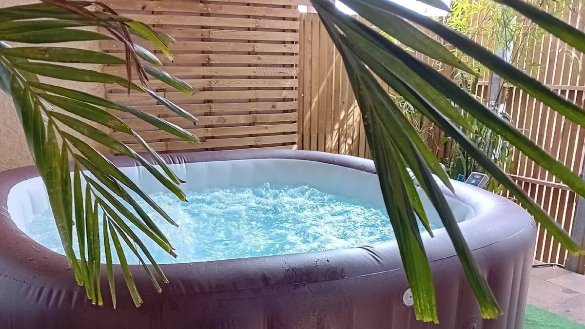 La Riviere Saint-Louis House | Le Chapeau de Paille, house with private Jacuzzi, between mountains and sea.
