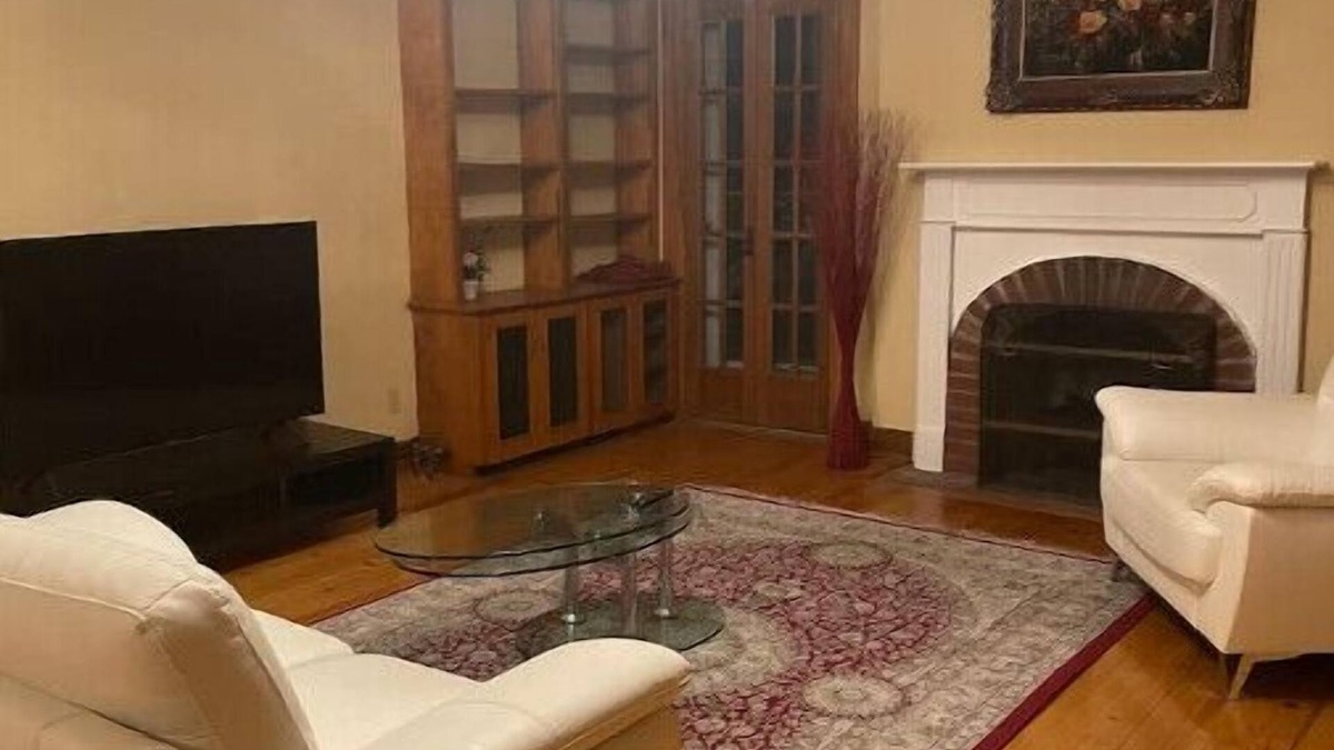 Midtown Toronto House | Le Chateau Near Downtown Toronto