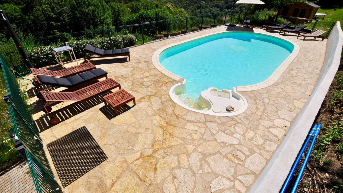 Riols Cottage | Le Chene - Cosy gite with panoramic mountain views, immersed in beautiful nature