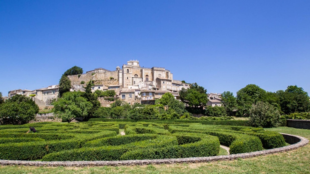 Valreas Villa | Le Cloître des Oliviers, house in the heart of the village with garden
