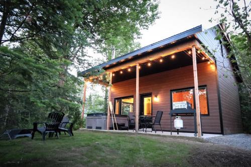 Shannon House | Le Colvert - Waterfront Cabin with Spa
