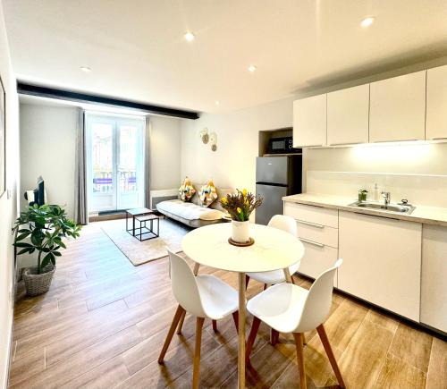 Orange Apartment | Le Cosy Bruey - Appartement Confort - Centre Historique - Balcon