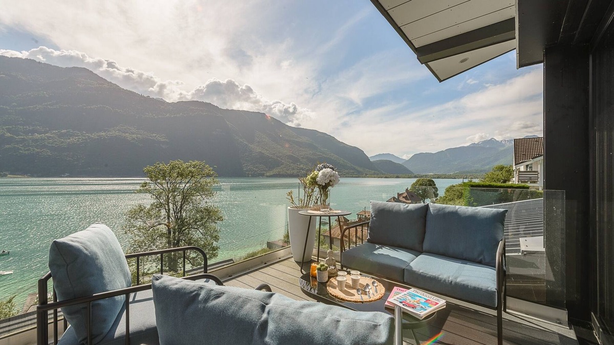 Bredannaz Apartment | Le Cristal - Prestigieux appartement au Lac d'Annecy avec vue unique à 180°