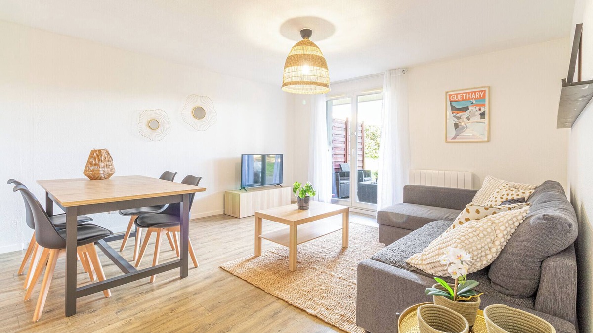 Toulouse North Apartment | Le Diamant - Bright apartment with pool