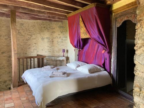 Sainte-Suzanne-and-Chammes House | Le gîte Passe-Muraille