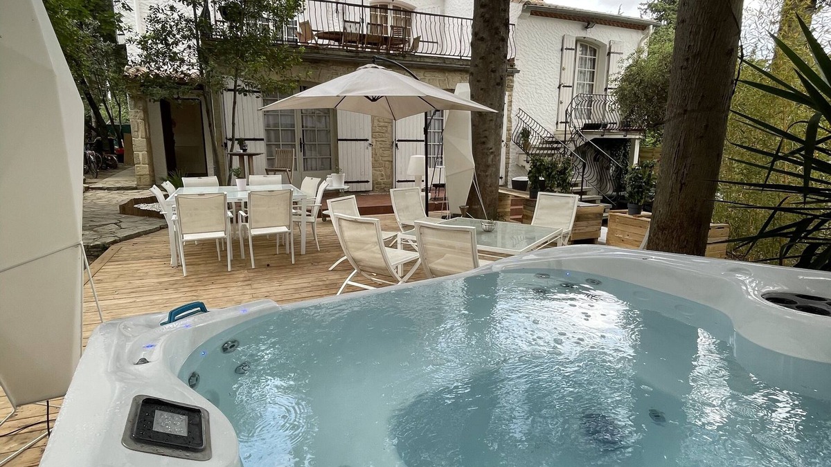 Cite Gely Villa | Le Jardin des Poetes Villa de Charme Avec spa Exterieur en Centre Ville