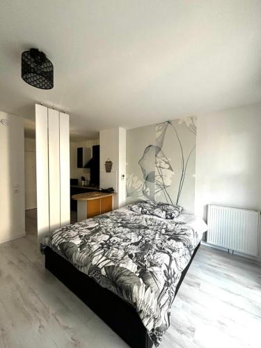 Trappes Apartment | Le Malia - Idéal PRO et COUPLE - Hyper centre - Proche VERSAILLES