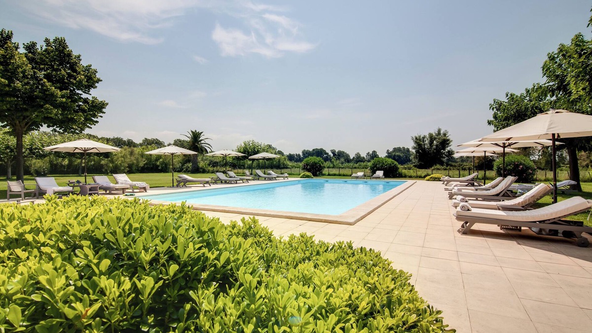 Le Sambuc Hotel | Le Mas De Peint