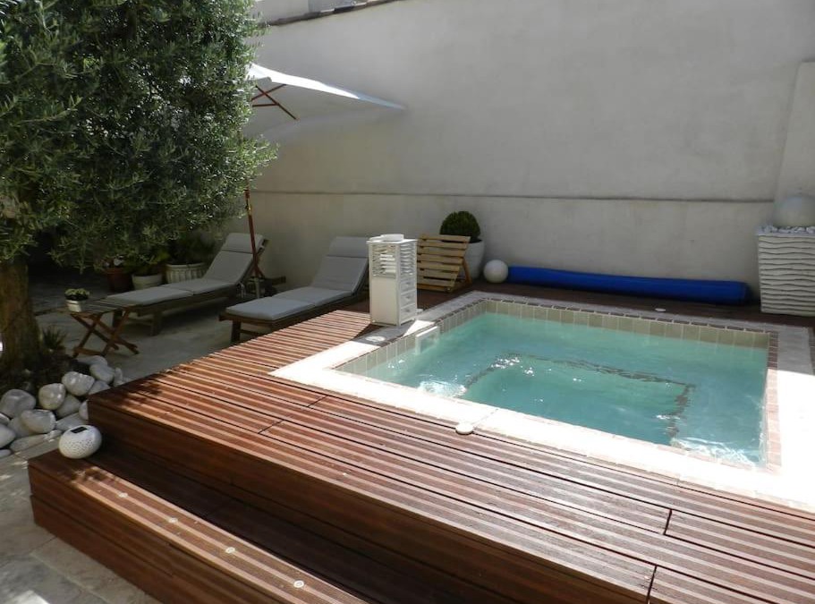 Maubec Apartment | Le Maset des Aires avec vue sur le Luberon et son jacuzzi extérieur disponible de juin à mi-septembre