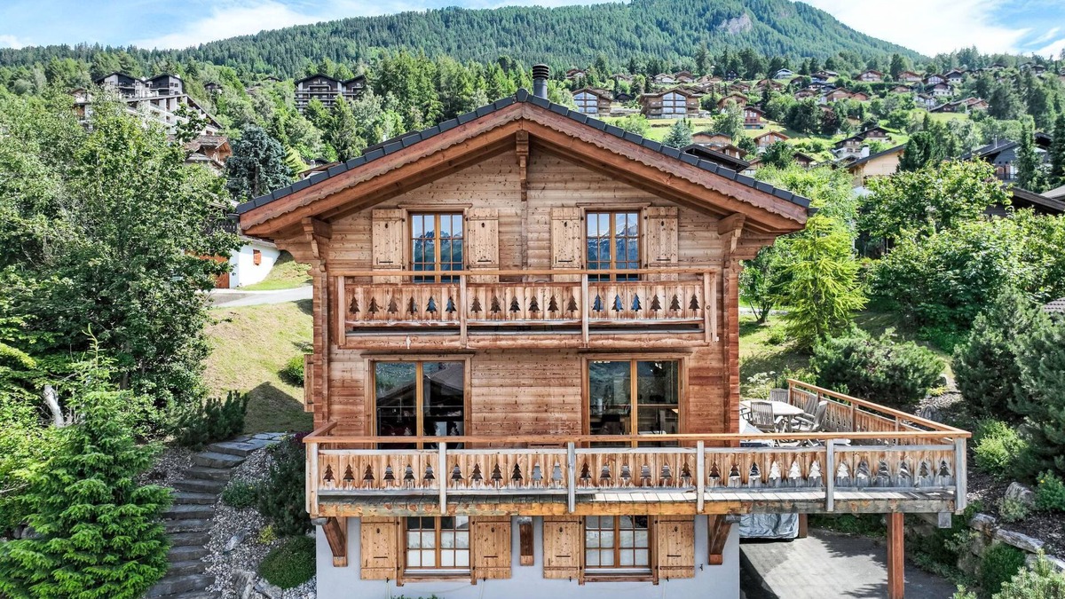Saint-Pierre-de-Clages House | Le Muveran V8 by Interhome