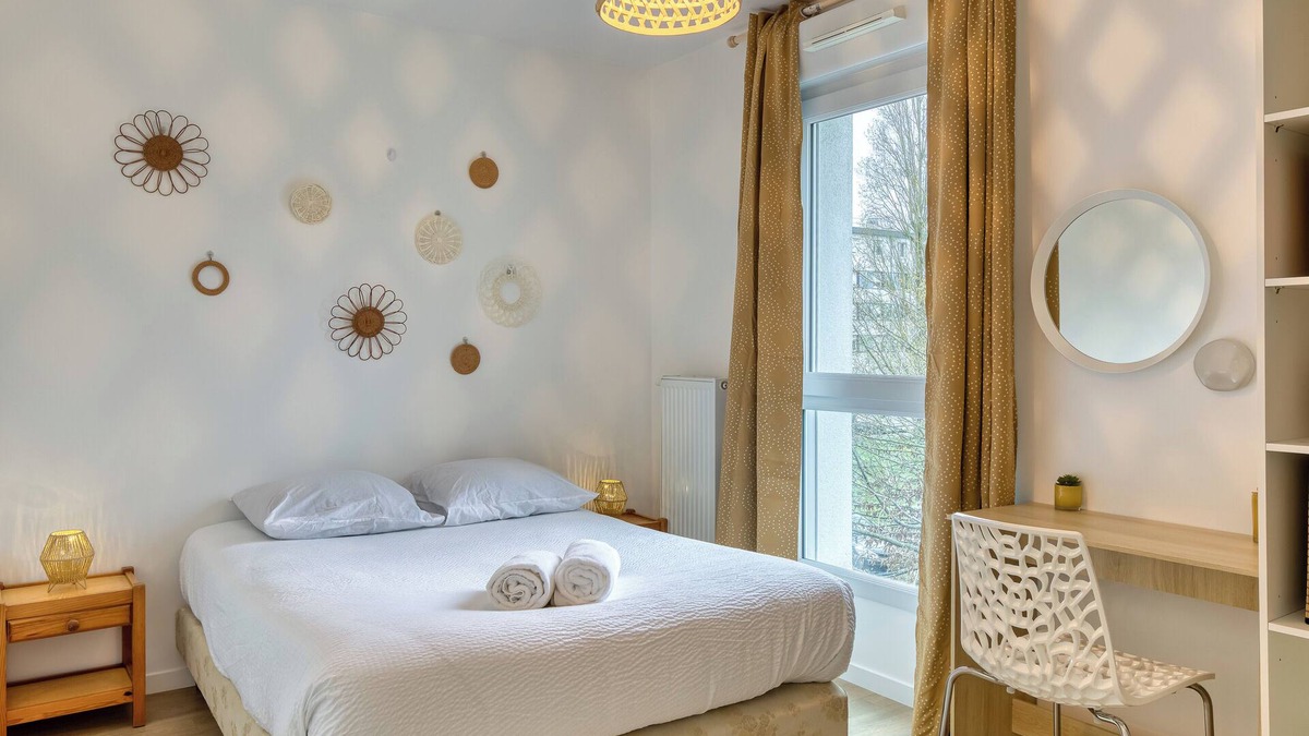 Quartier Sapins-Chatelet-Lombardie Apartment | Le Nicole, un appartement en duplex avec balcon et place de parking.