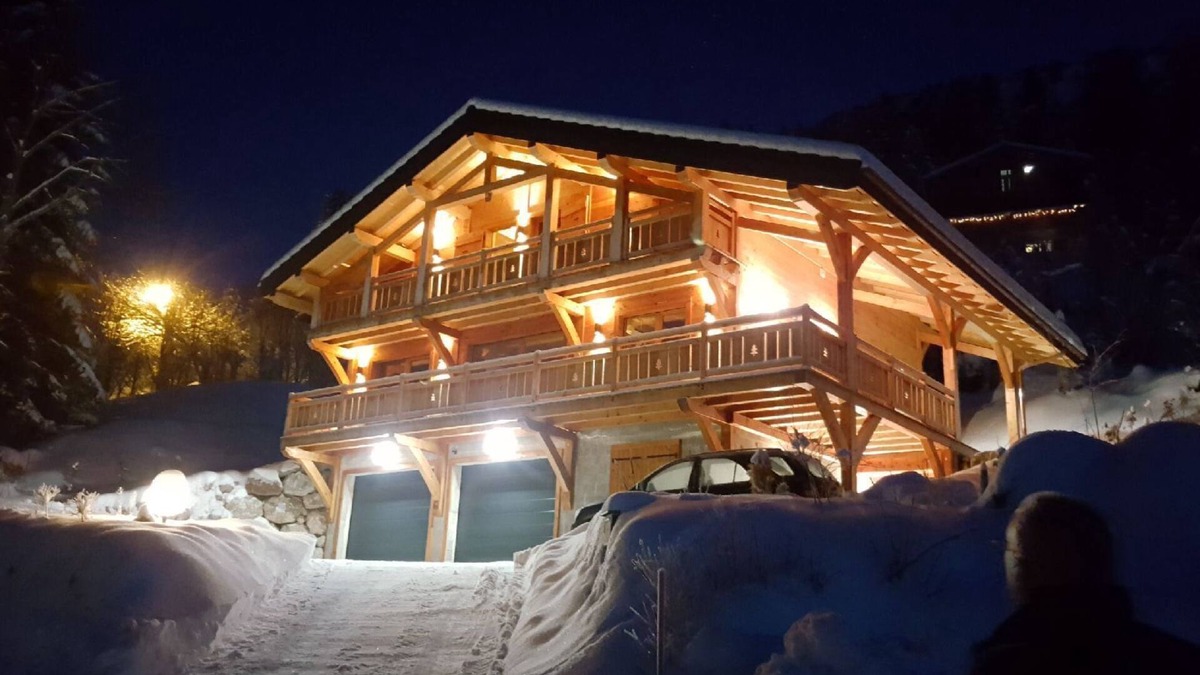 Thollon-les-Memises Ski Chalet | Le P'tit Suisse - 4* Savoyard chalet with lake view - 4 bedrooms, 2 bathrooms and sauna