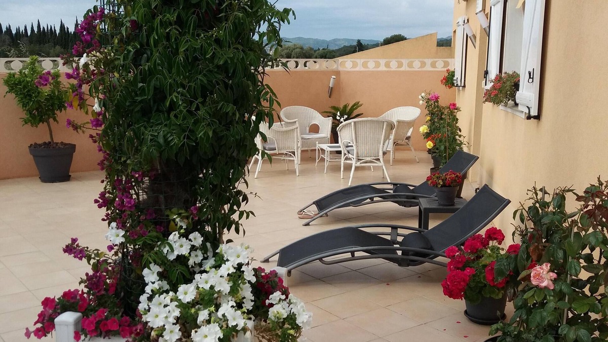 Les Bormettes Apartment | LE PARADIS, GARDEN LEVEL WITH LARGE 100 M TERRACE 700 M FROM THE BEACH