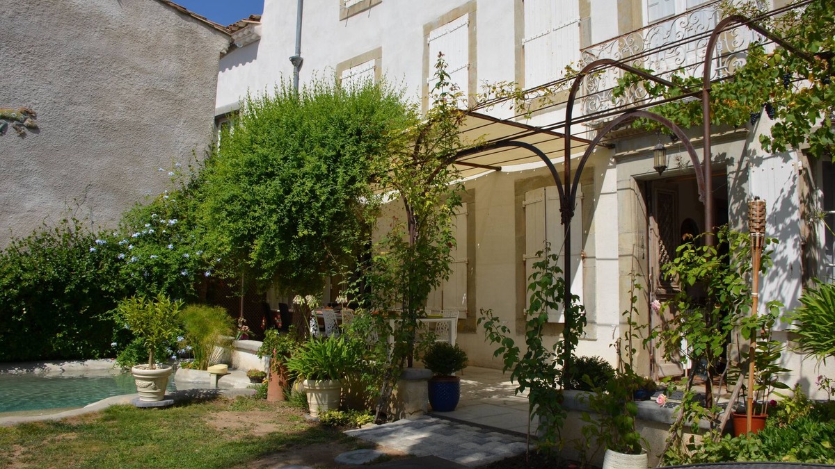 Verzeille Bed & Breakfast | Le Patio Des Senteurs