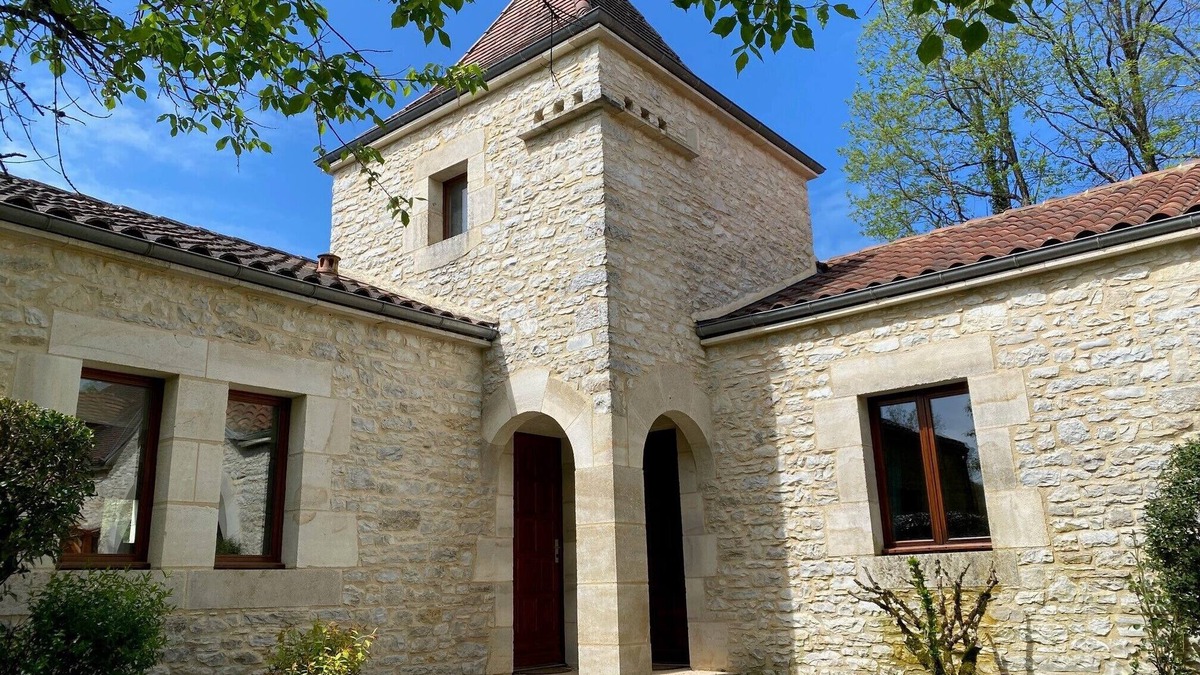 Concores House | LE Petit DUC Half Vrijstaande Ruime Bungalow met Privé Terras en Zwembad