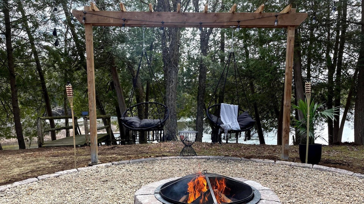 Labelle Cabin | Le petit Renard spa and waterfront chalet