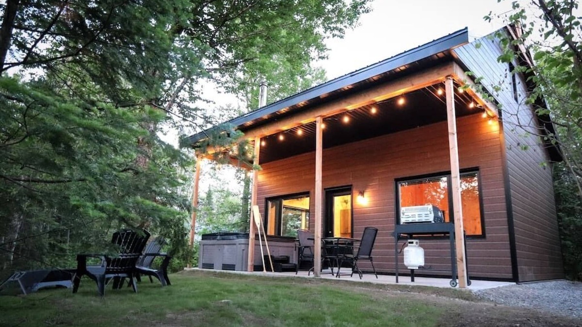 Shannon Apartment | Le Pic-Bois - Waterfront Chalet with Spa