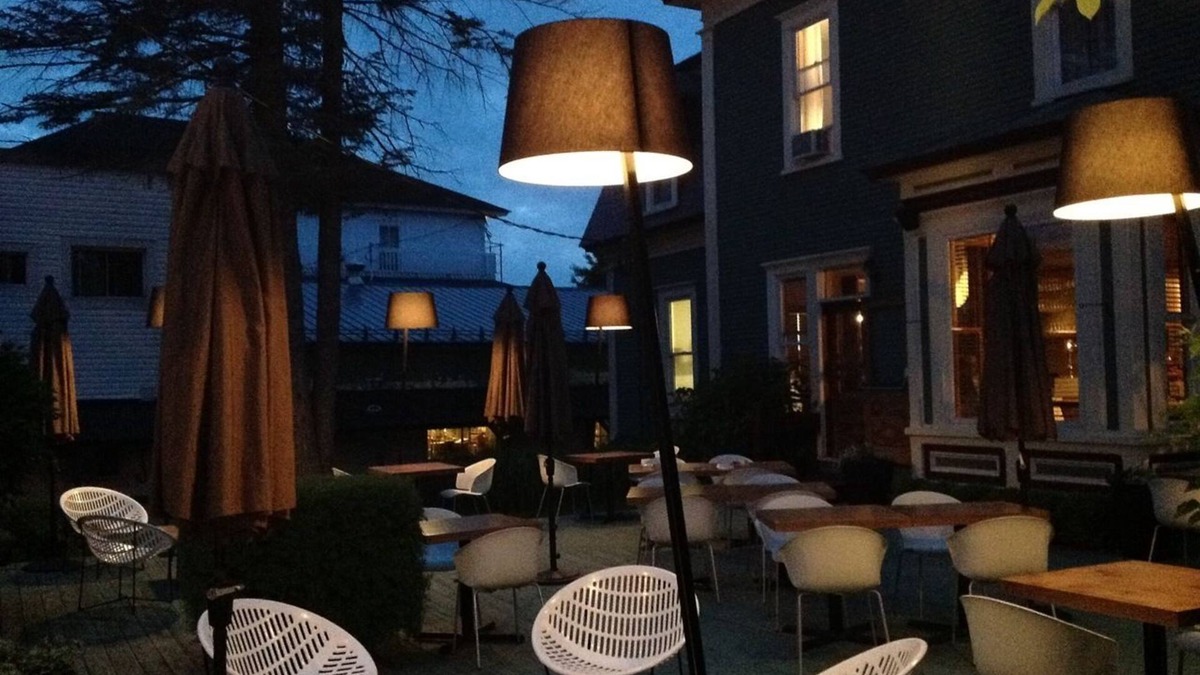 Sutton Hotel | Le Pleasant Hôtel & Café