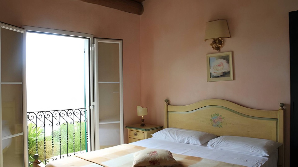 Poggio Favaro-San Bernardo Apartment | 'Le Rose' Room with Sea View, Wi-Fi and Air Conditioning