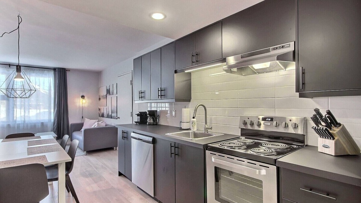 Saint Ferreol les Neiges Apartment | Le Skieur | Mont St-Anne | Pool & Sauna | AC