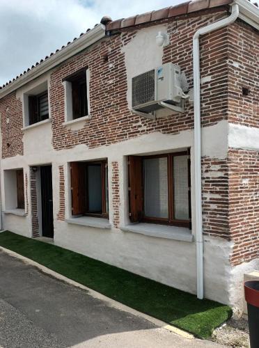 Paulhac Apartment | Le SPArt un jacuzzi une salle de sport un appartement entièrement équipée pour votre bien être