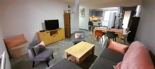 Issoudun Apartment | Le St Roch - appart 6-8 pers - wifi - centre ville