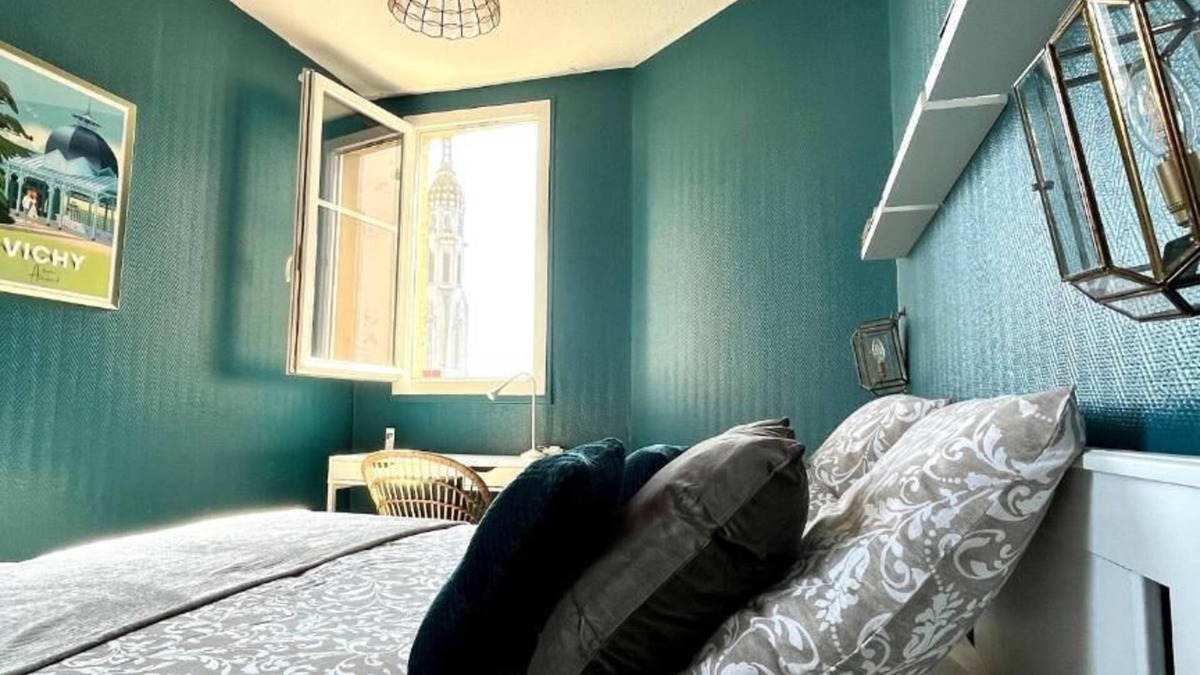 Les Bartins-Jeanne d'Arc-Beausejour Apartment | Le Vichy Centre, spacious T2 with view, quiet location