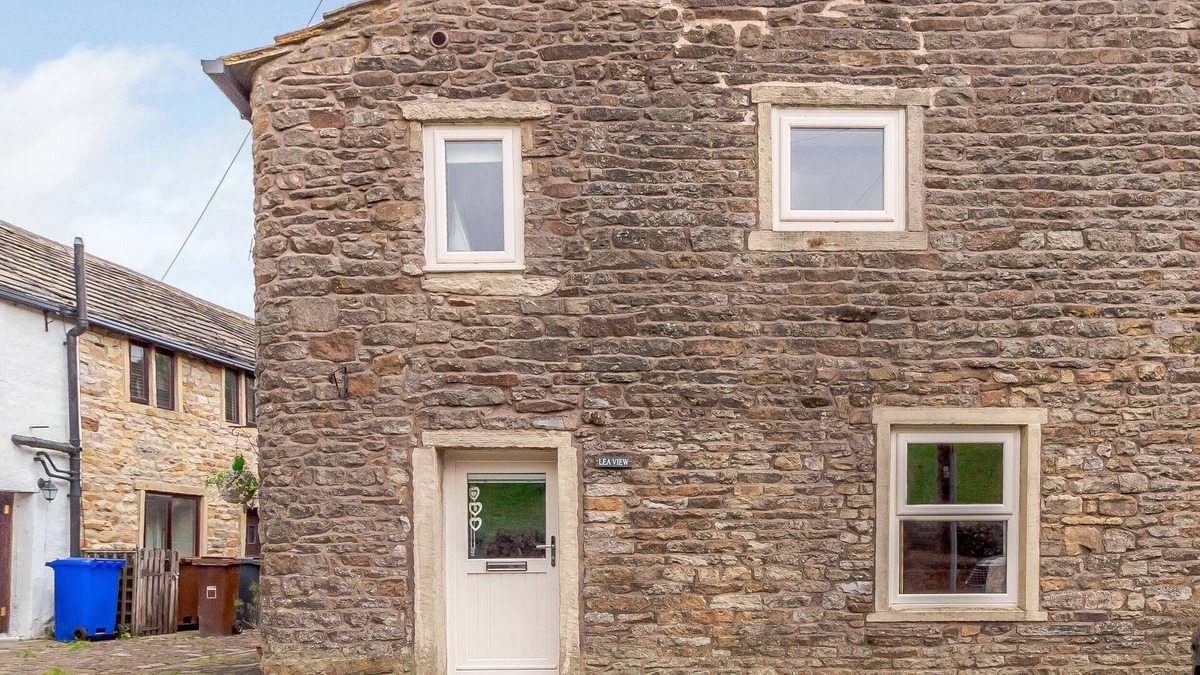 Fence Cottage | LEA VIEW, pet friendly, with open fire in Barrowford