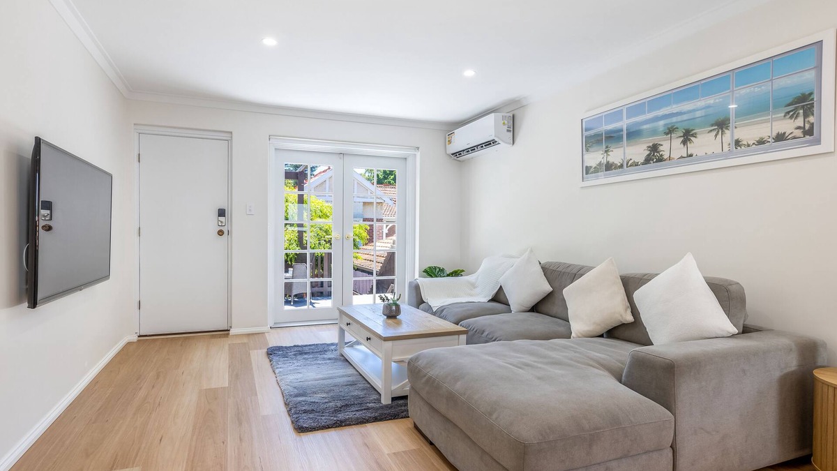 Shenton Park Apartment | Leafy green over King's park
