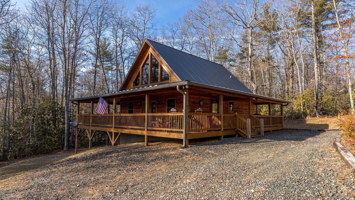 Linville Falls Cabin | Leafy Way Lodge - private log home, hot tub, fire pit, 30min to skiing