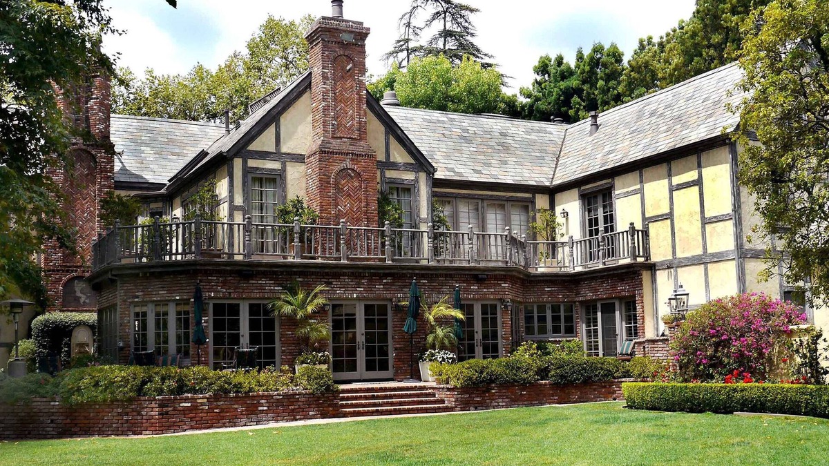 The Flats House | LEASE THIS AMAZING HISTORIC WARNER BROTHER'S MANSION - 1.6 ACRES- POOL & TENNIS