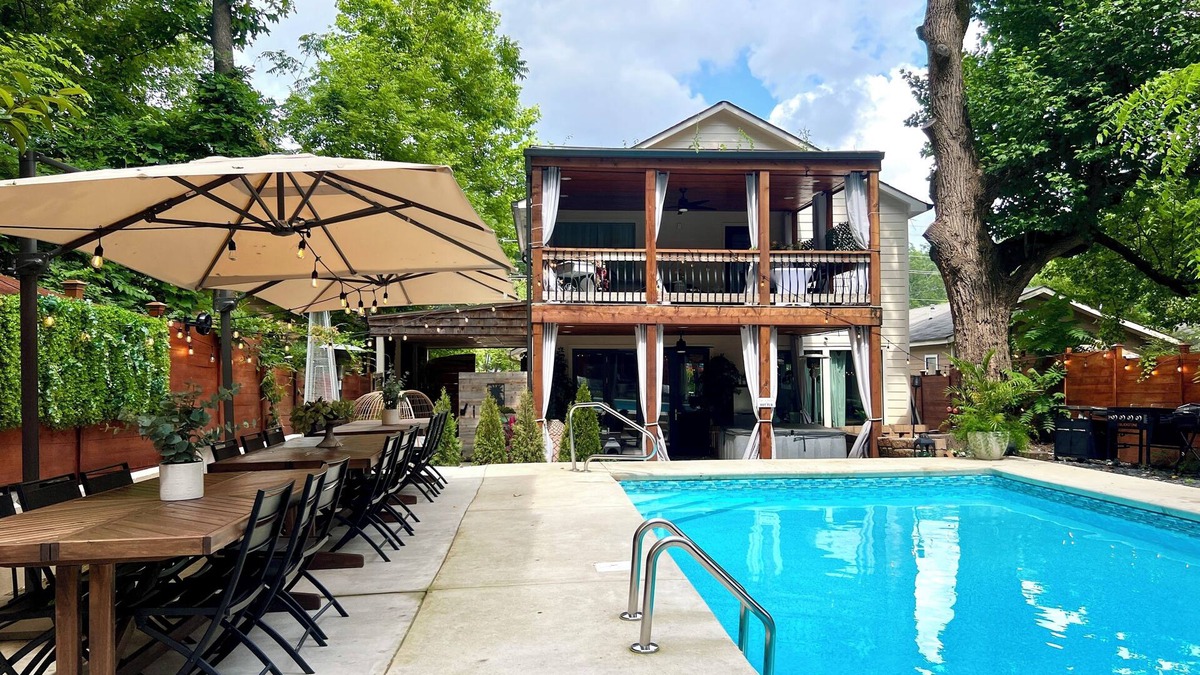 Chosewood Park House | L’Eau Hill - Luxury Heated Pool, Hot tub, Fire-pit Retreat in Heart of Atlanta