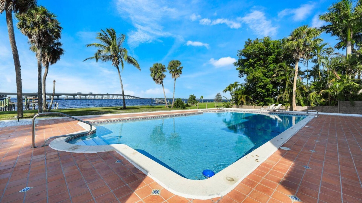 Fort Myers Villa | Leave the World Behind. 7 Bedroom Sleeps 20+, River View, Pool, Pets ok