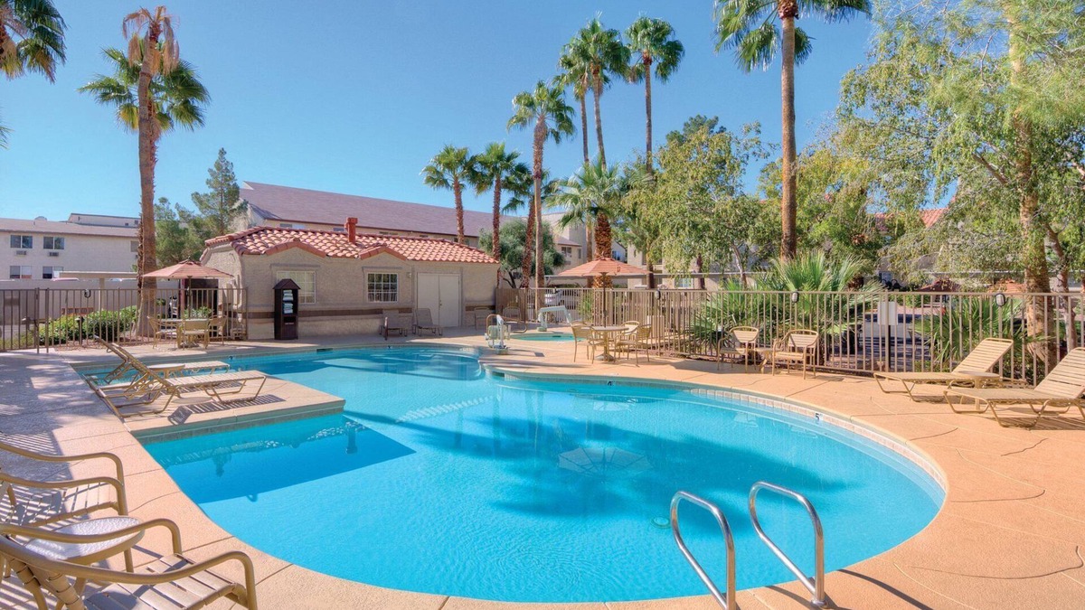 Paradise Resort | Leave your worries at the door!