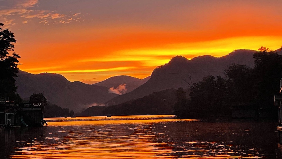 Sunset Cove House | Ledfords Landing Lakefront-Spectacular sunset & mountain views! Pontoon optional