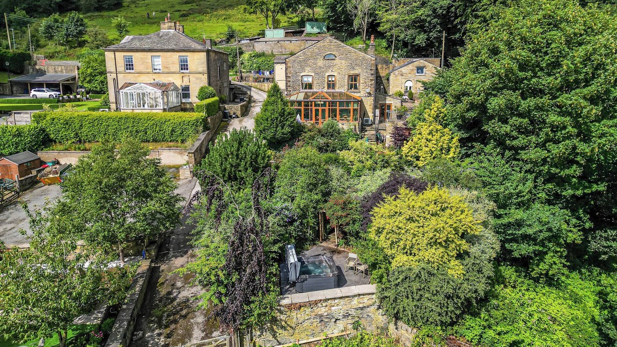 Halifax House | LEE HOUSE FARM, pet friendly, with hot tub in Shibden