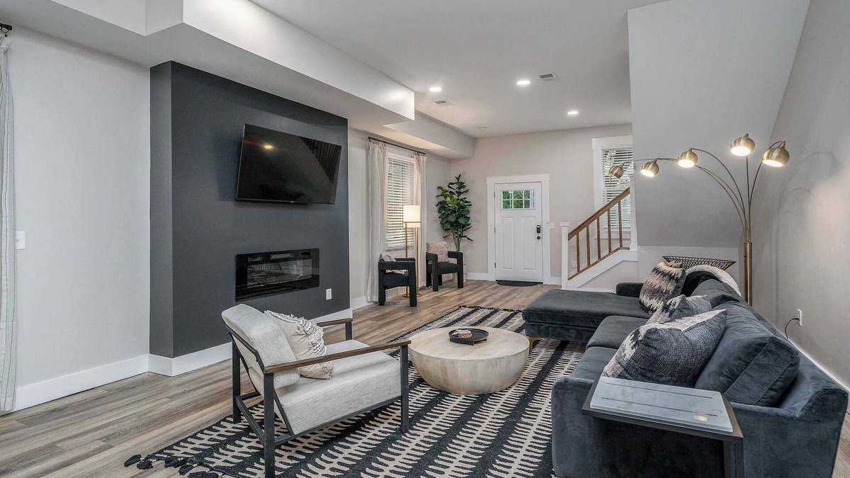 Covington House | Lee Street Lodge | Minutes from DT!