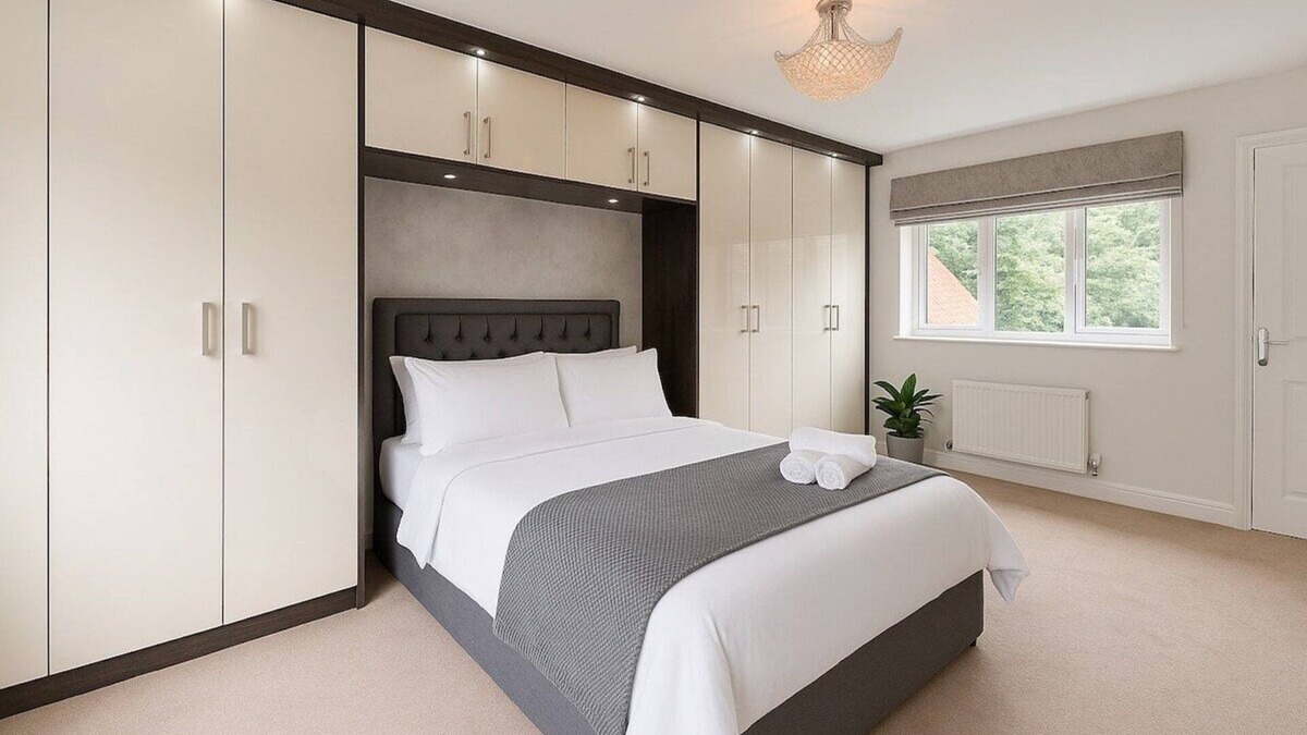 Middleton Apartment | Leeds 4 Bed Home With Parking
