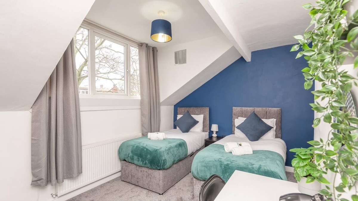 Harehills House | Leeds 4-Bed House - Sleeps 9, Free Parking & WiFi