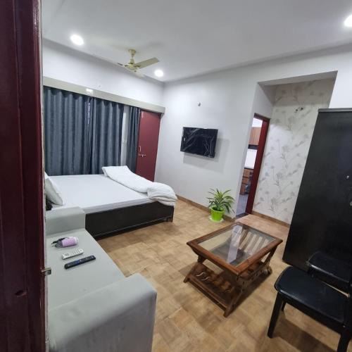 Indore Apartment | Leela Home stay Indore - Marigold - One bedroom with kitchen and large balcony