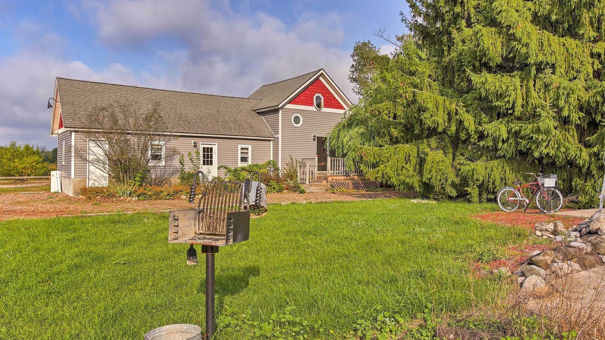 Suttons Bay Cottage | Leelanau Country Cottage ~ 4 Mi to Suttons Bay!