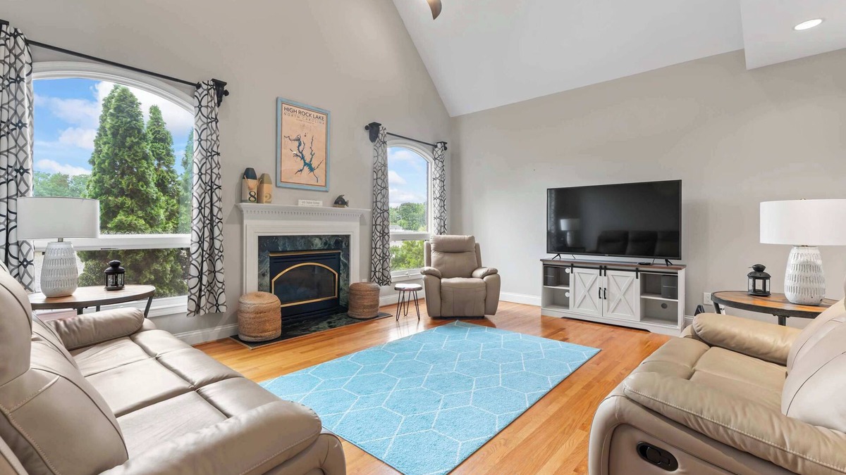 Southmont House | Leeloo’s on the Lake – Sleeps 12