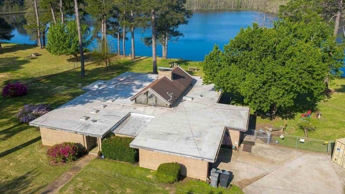 Tougaloo House | Legacy Estate Lake House