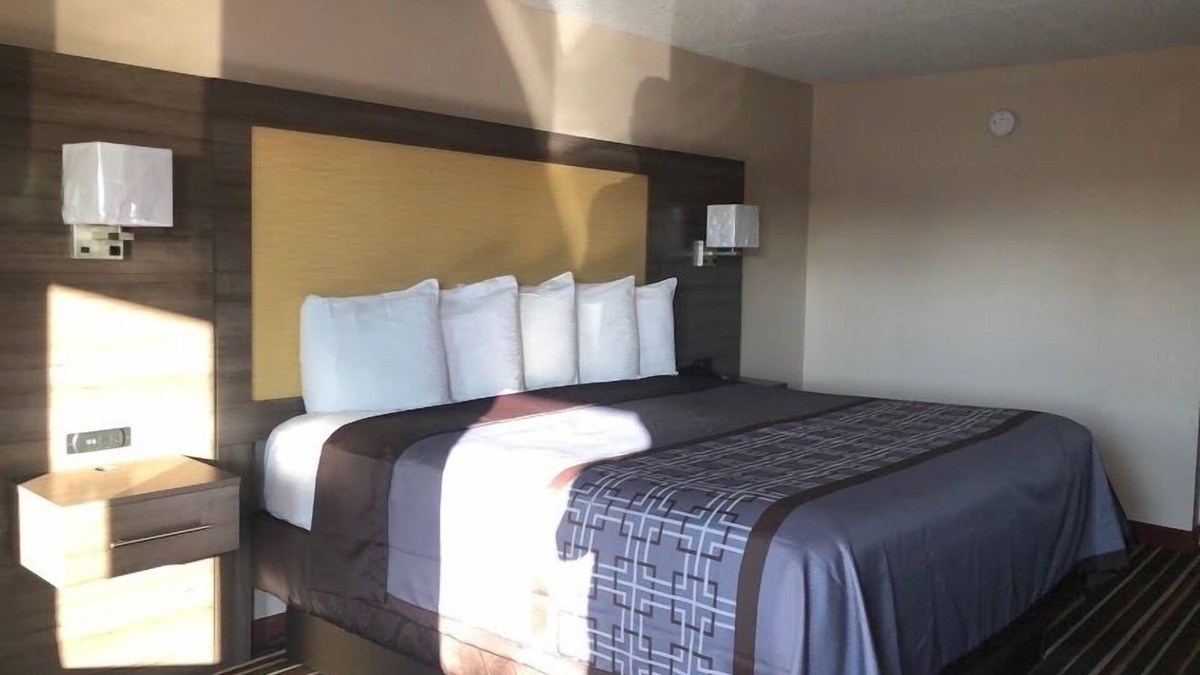 Gallatin Hotel | Legacy Inn Sumner