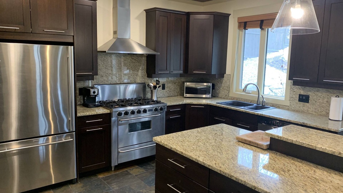 Southwest Mission House | Legal Rental Family Home in Kelowna! Near beaches & private outdoor pool space!