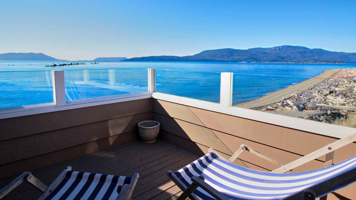 Lummi Island House | Legoe Bay Beach House on the Water
